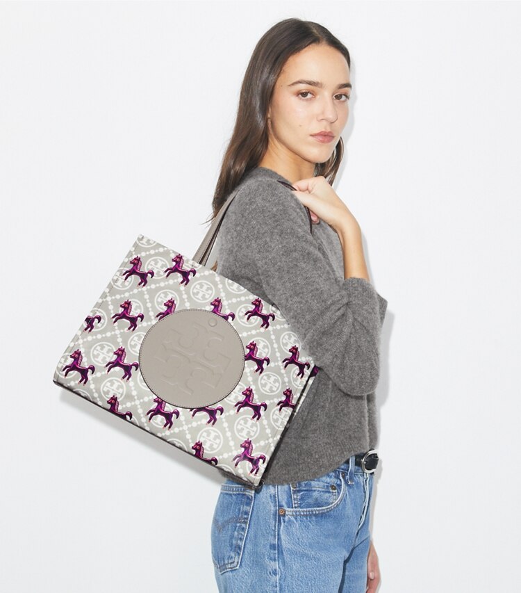 Tory Burch designer cabas Petit fourre-tout Ella Horse en nylon dans Gray / Magenta accessoire sur le modèle