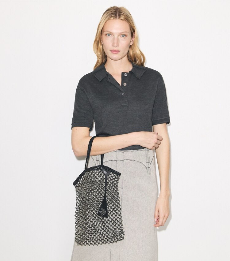 Tory Burch designer cabas Petit fourre-tout en maille chaînée tissé à la main dans Black / Silver accessoire sur le modèle