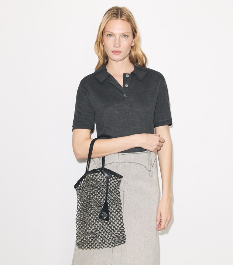 Tory Burch designer cabas Petit fourre-tout en maille chaînée tissé à la main dans Black / Silver accessoire sur le modèle