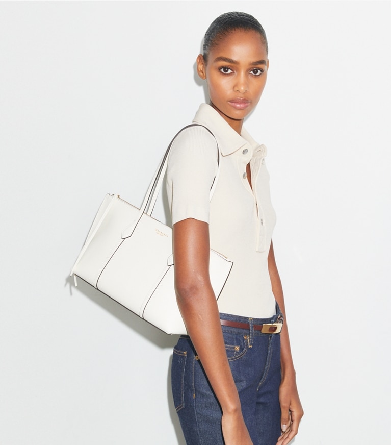 Tory Burch designer cabas Petit fourre-tout Perry à glissière dans Warm White accessoire sur le modèle