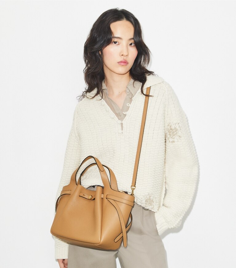 Tory Burch designer cabas Petit fourre-tout Romy dans Tiramisu accessoire sur le modèle