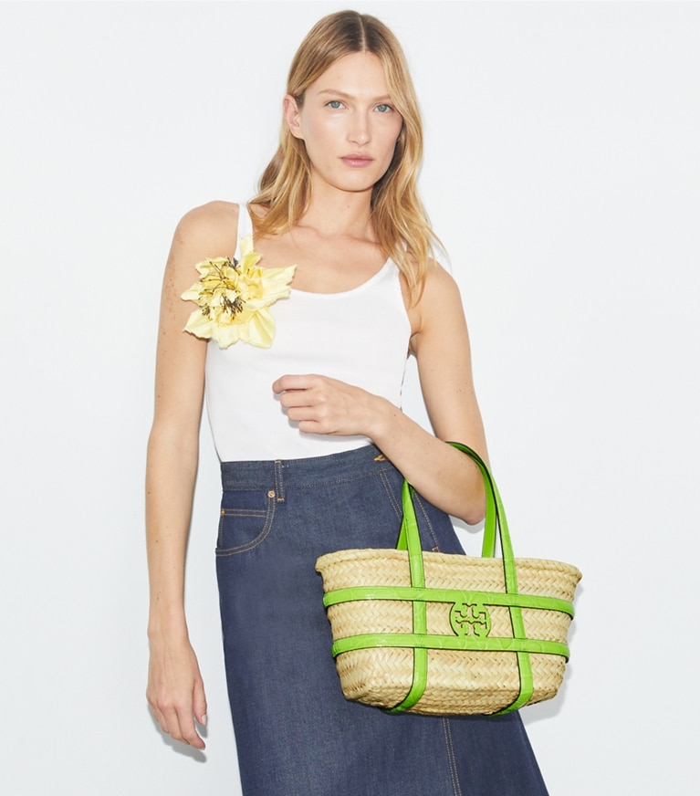 Tory Burch designer cabas Petit panier en paille effet croco Ella dans Bright Fern accessoire sur le modèle