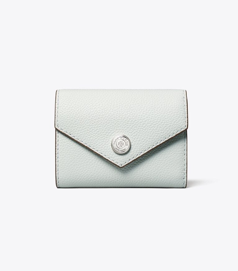 Tory Burch designer portefeuilles Petit portefeuille enveloppe en cuir grainé in Light Titanium angle