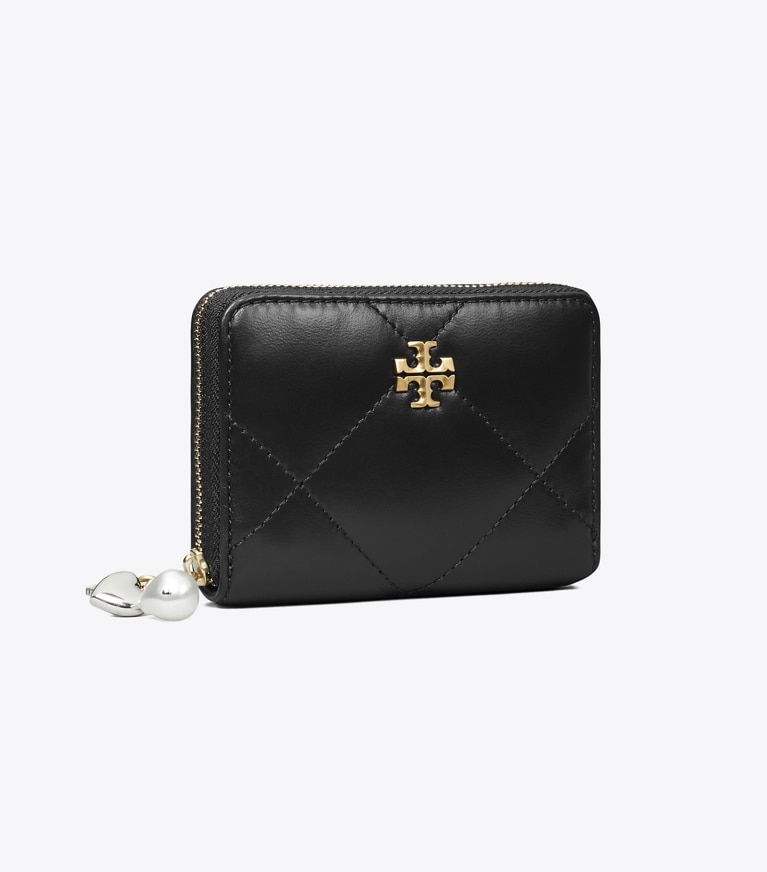 Tory Burch designer portefeuilles Petit portefeuille zippé Kira à matelassage losange et charms in Black angle