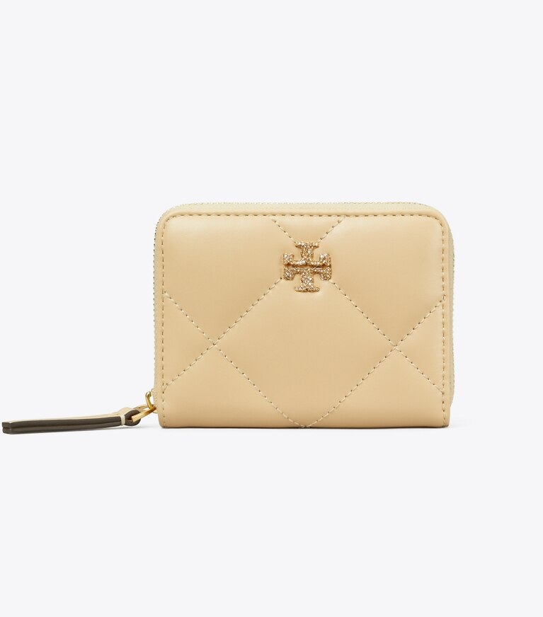Tory Burch designer portefeuilles Petit portefeuille zippé Kira à matelassage losange et logo pavé de cristaux in Vanilla Soft Serve angle