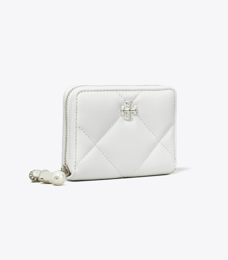 Tory Burch designer portefeuilles Petit portefeuille zippé Kira à motif matelassé et breloque effet vieilli dans Blanc angle