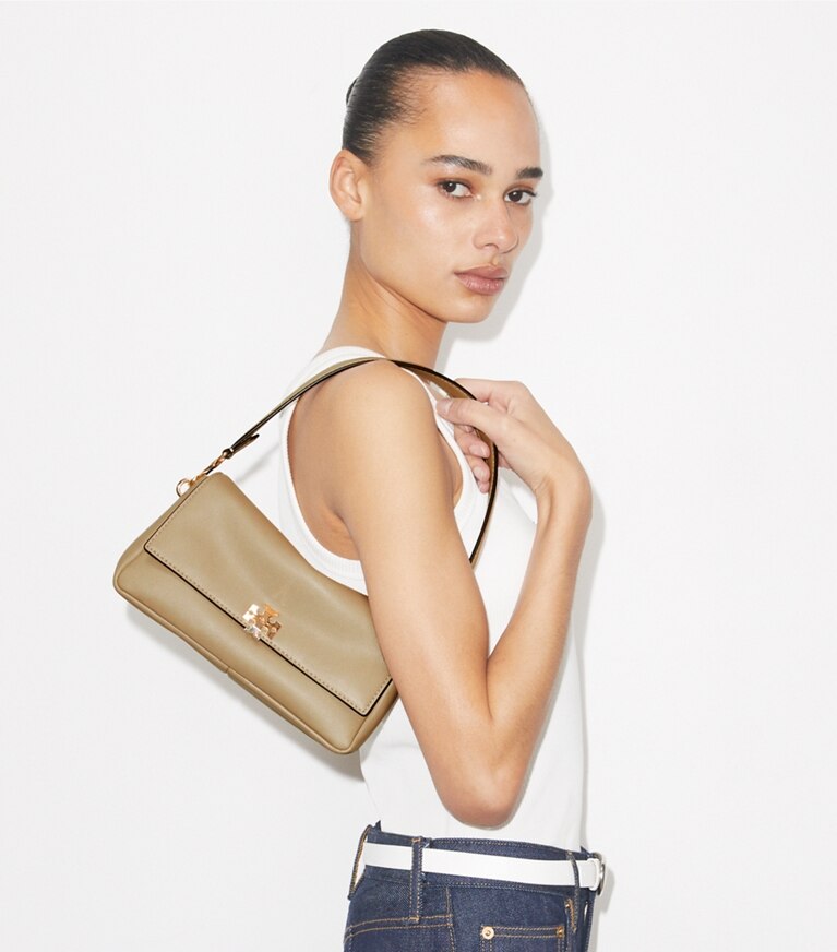 Tory Burch designer sacs porté épaule Petit sac à bandoulière Charlie dans Soft Cement accessoire sur le modèle