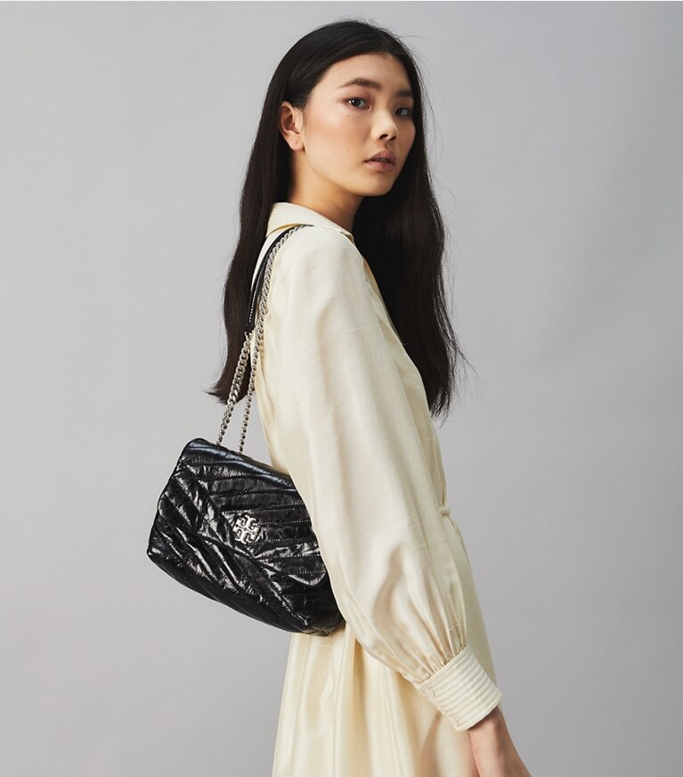 Tory Burch designer sacs porté épaule Petit sac à bandoulière convertible Kira Chevron texturé dans Black accessoire sur le modèle