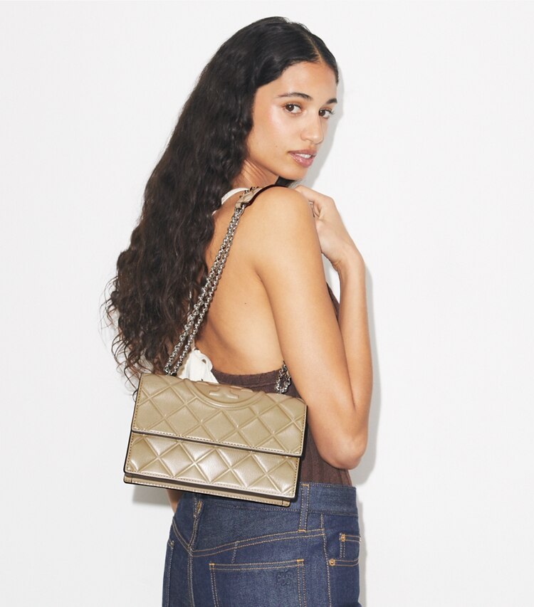 Tory Burch designer sacs porté épaule Petit sac à bandoulière Fleming dans Soft Cement accessoire sur le modèle