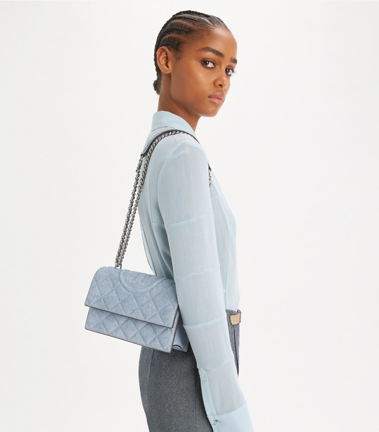 Tory Burch designer sacs porté épaule Petit sac à bandoulière Fleming en daim imprimé denim dans Medium Wash Denim accessoire sur le modèle