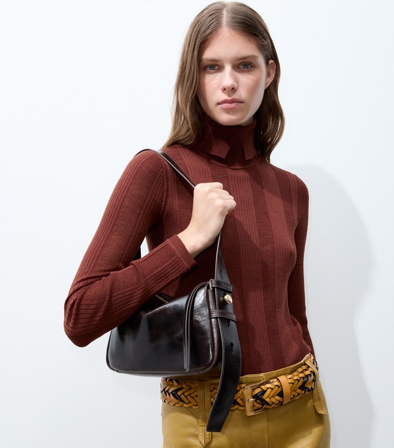 Tory Burch designer sacs porté épaule Petit sac à l’épaule Romy à effet vieilli dans Dark Brown accessoire sur le modèle