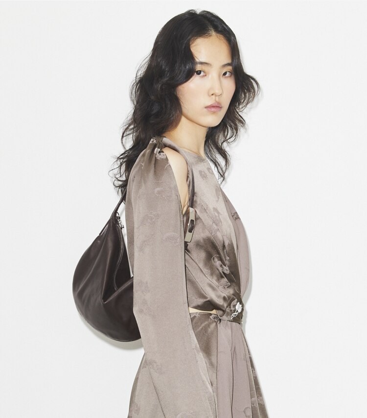 Tory Burch designer sacs porté épaule Petit sac Balloon en cuir in Warm Mahogany accessory on model