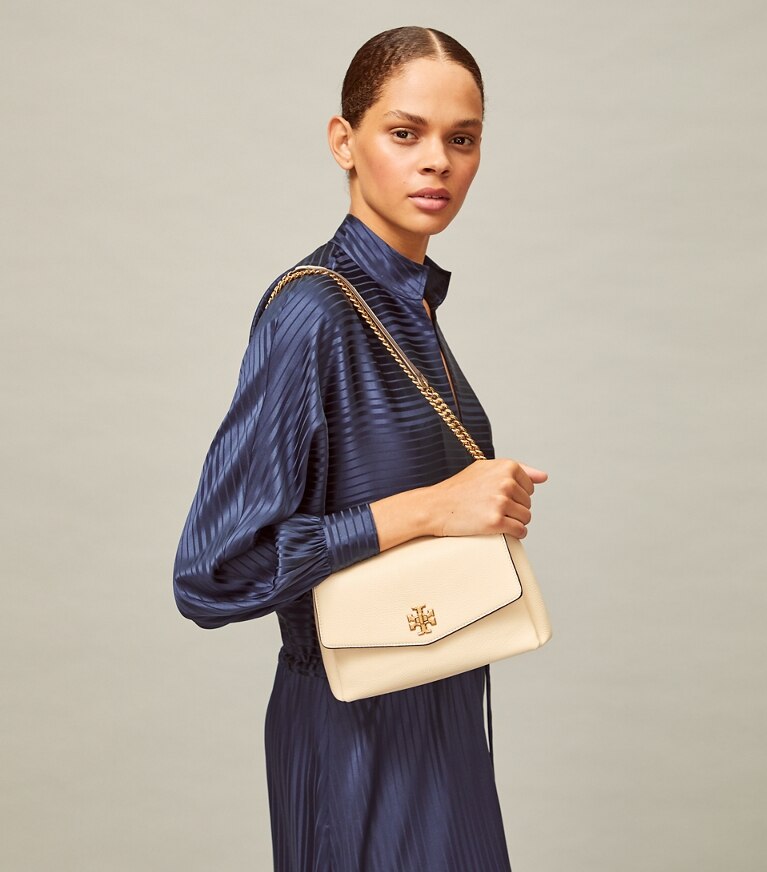 Tory Burch designer sacs porté épaule Petit sac bandoulière convertible Kira en cuir grainé dans New Cream accessoire sur le modèle
