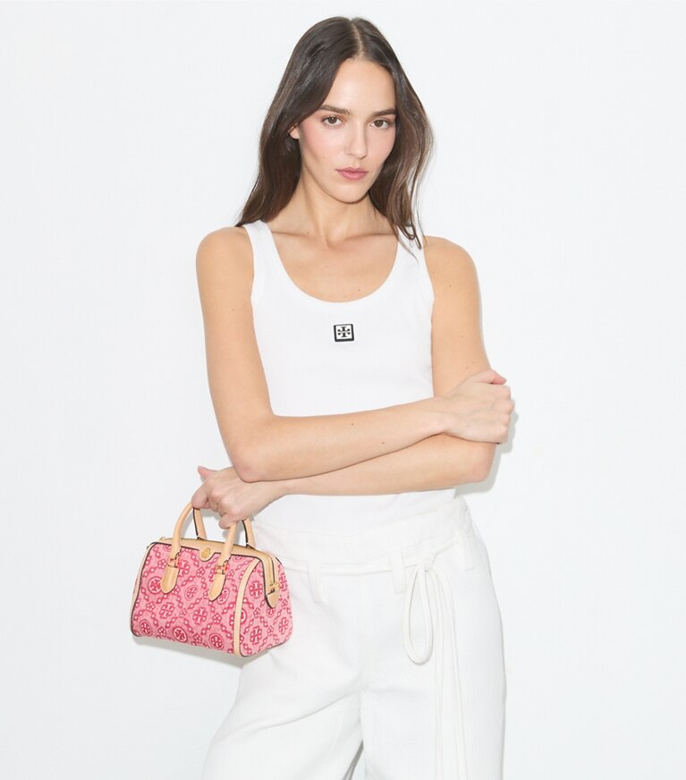 Tory Burch designer sacs à bandoulière Petit sac baril en denim T Monogram dans Brilliant Red accessoire sur le modèle