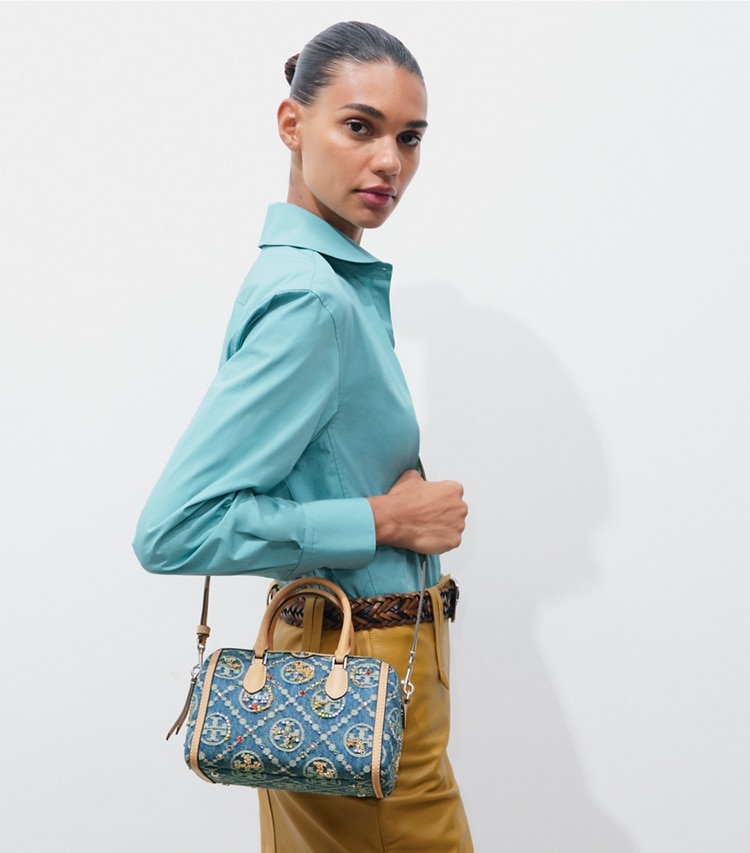 Tory Burch designer sacs à bandoulière Petit sac baril orné en denim T Monogram dans Deep Royal accessoire sur le modèle