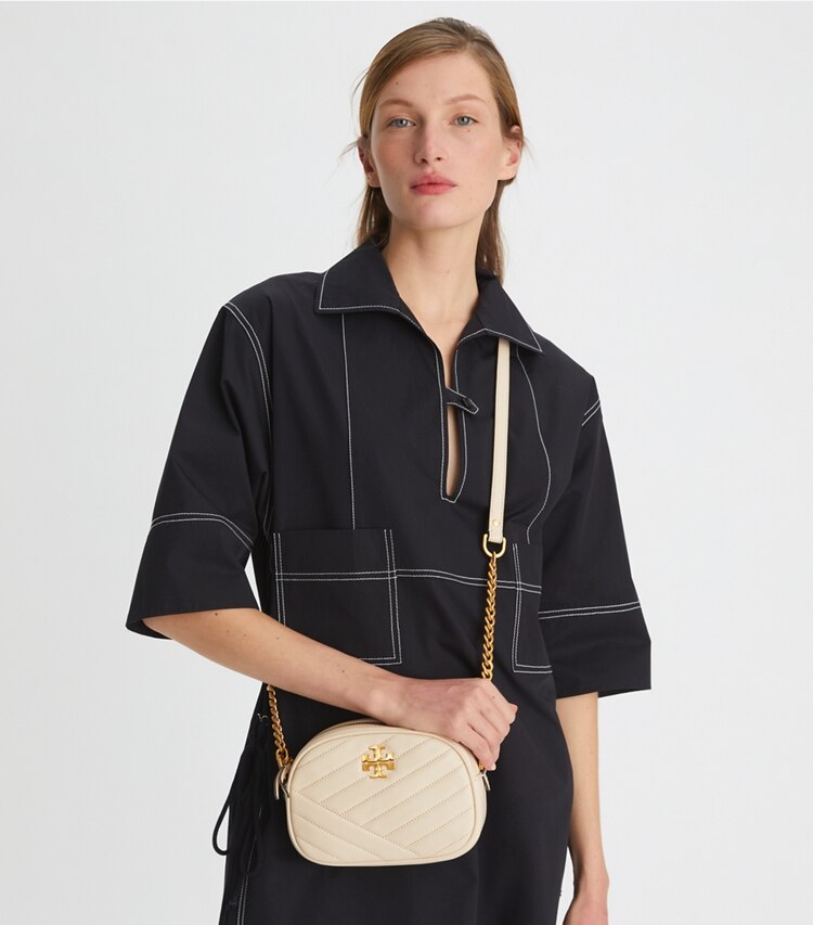 Tory Burch designer sacs à bandoulière Petit sac caméra Kira à chevrons in New Cream additional on model
