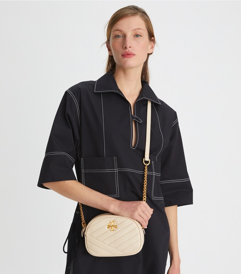 Tory Burch designer sacs à bandoulière Petit sac caméra Kira à chevrons in New Cream angle
