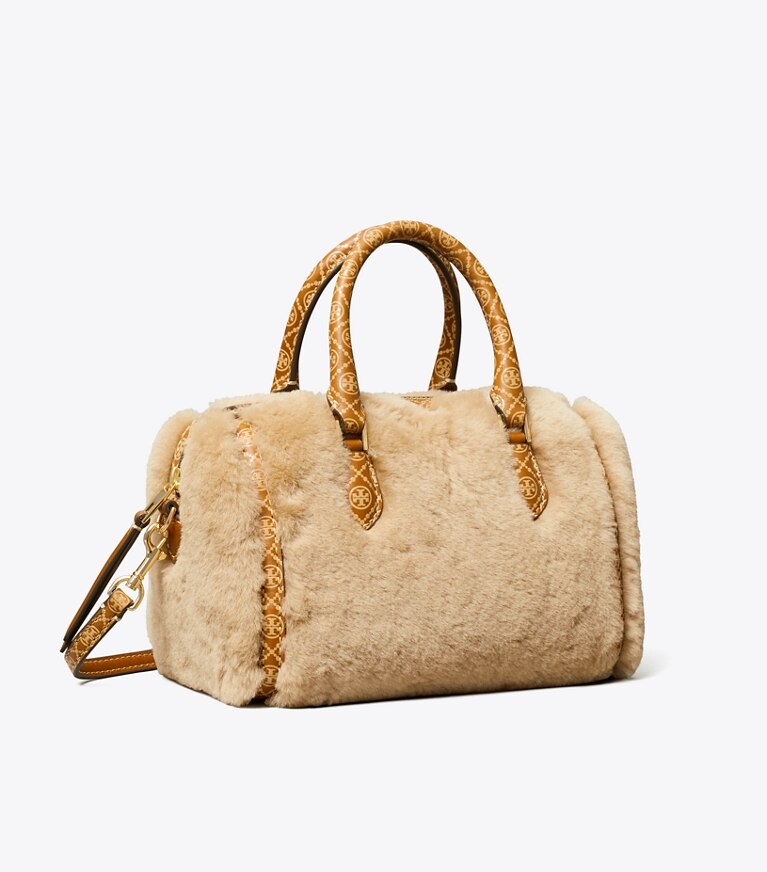Tory Burch designer sacs à bandoulière Petit sac cylindrique T Monogram en shearling in Teddy angle