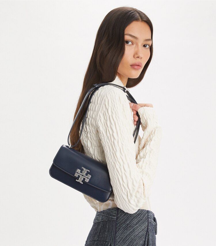 Tory Burch designer sacs porté épaule Petit sac East-West Eleanor in New Navy accessory on model