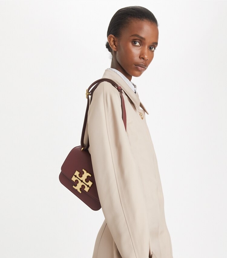 Tory Burch designer sacs porté épaule Petit sac Eleanor en cuir grainé in Dark Cabernet additional on model