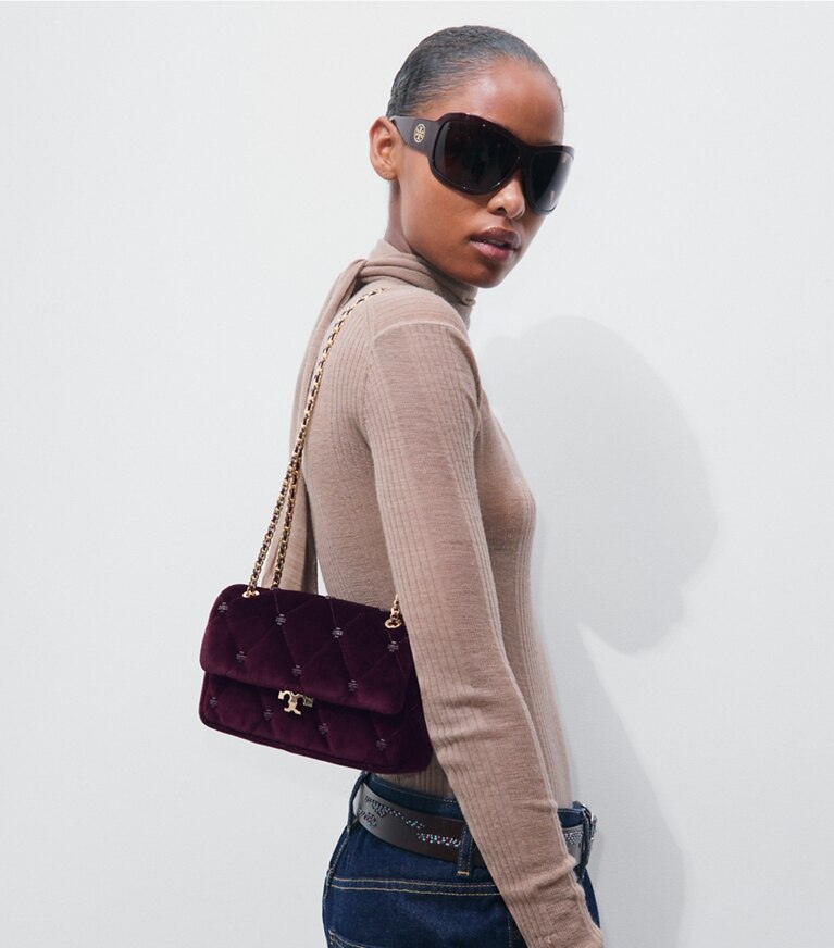 Tory Burch designer sacs porté épaule Petit sac porté épaule Bunny Knot en velours dans Dark Cherry accessoire sur le modèle