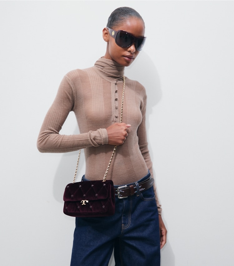 Tory Burch designer sacs porté épaule Petit sac porté épaule Bunny Knot en velours dans Dark Cherry supplémentaire sur le modèle