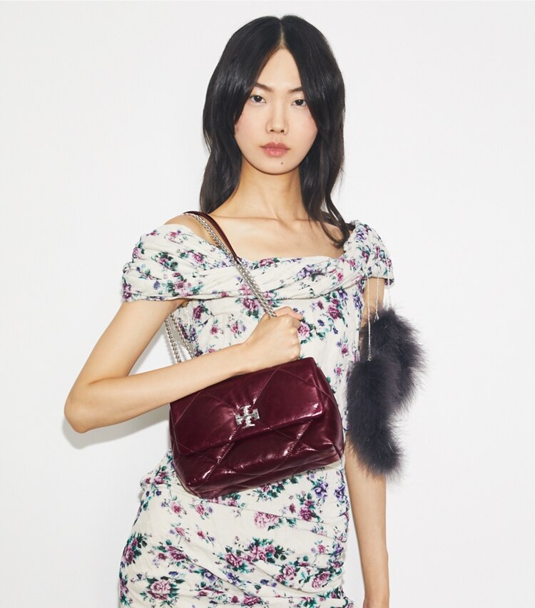 Tory Burch designer sacs porté épaule Petit sac porté épaule aspect usé matelassé à losanges Kira dans Dark Carmine accessoire sur le modèle