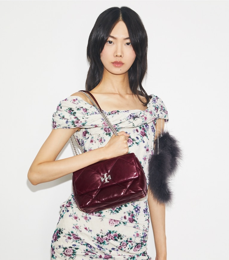 Tory Burch designer sacs porté épaule Petit sac porté épaule aspect usé matelassé à losanges Kira dans Dark Carmine accessoire sur le modèle