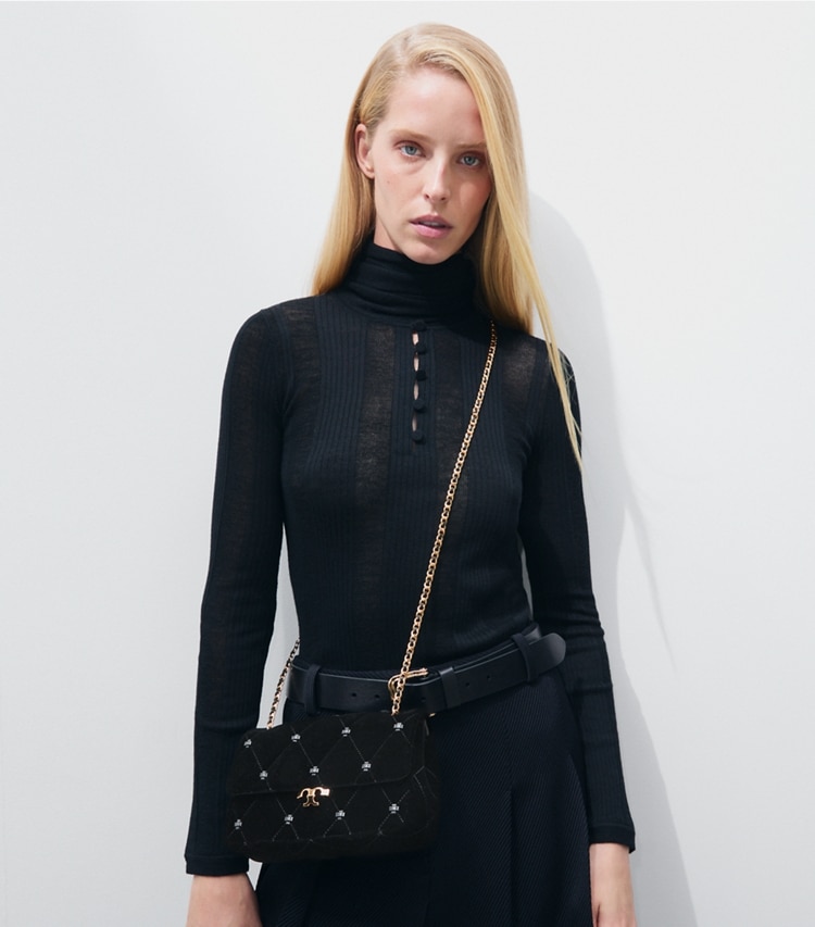Tory Burch designer sacs porté épaule Petit sac porté épaule Bunny Knot en velours in Black additional on model
