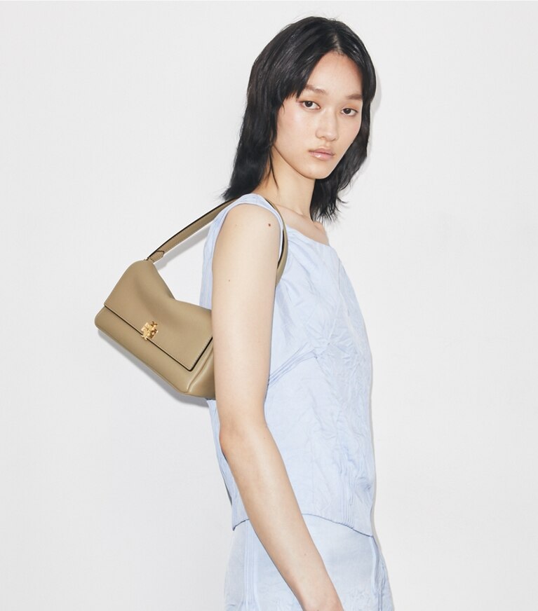 Tory Burch designer sacs porté épaule Petit sac porté épaule Charlie in Soft Cement accessory on model
