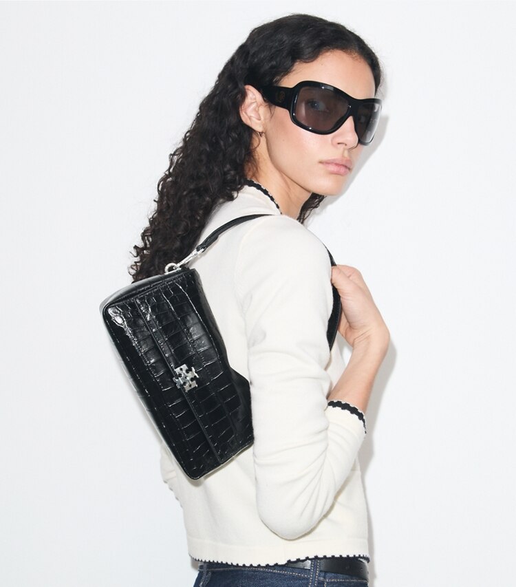 Tory Burch designer sacs porté épaule Petit sac porté épaule Charlie en cuir embossé effet croco in Black accessory on model