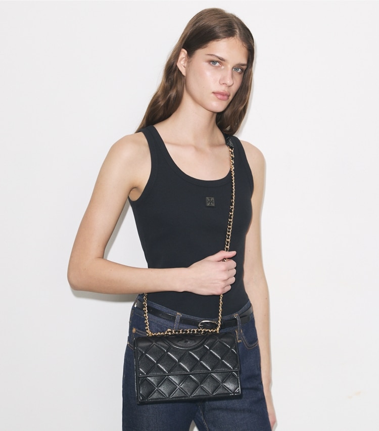 Tory Burch designer sacs porté épaule Petit sac porté épaule convertible Fleming in Black additional on model