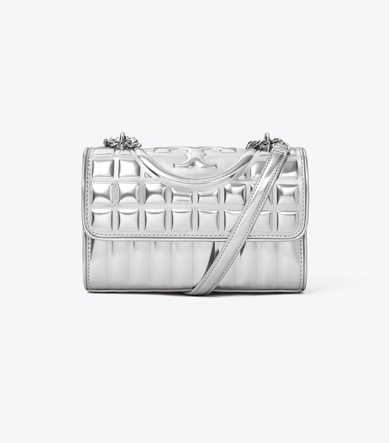 Tory Burch designer sacs porté épaule Petit sac porté épaule convertible Fleming en cuir métallisé matelassé in Silver angle