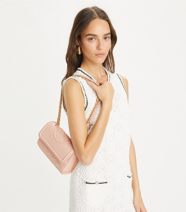 Tory Burch designer sacs porté épaule Petit sac porté épaule convertible Fleming en cuir poli in Pink Dawn angle