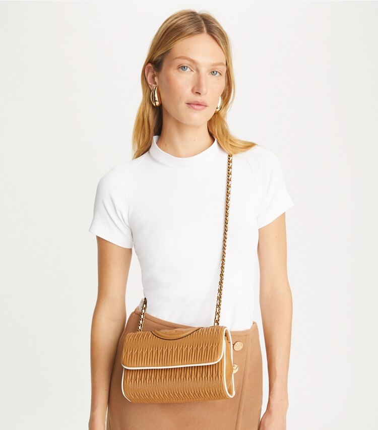 Tory Burch designer sacs porté épaule Petit sac porté épaule convertible Fleming en cuir souple à plis délicats in DUSTY ALMOND additional on model