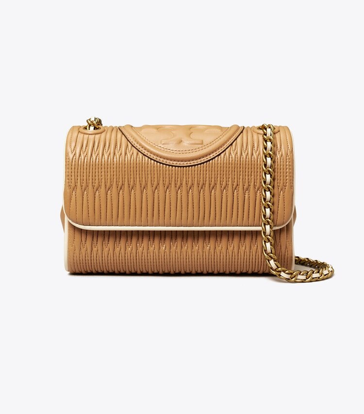Tory Burch designer sacs porté épaule Petit sac porté épaule convertible Fleming en cuir souple à plis délicats in DUSTY ALMOND front