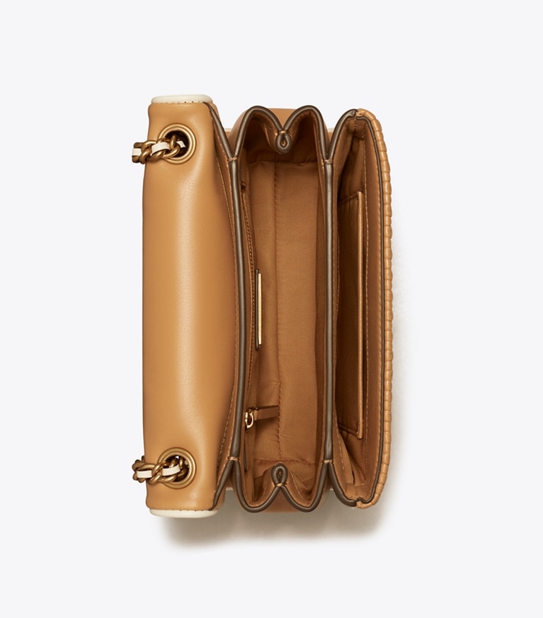 Tory Burch designer sacs porté épaule Petit sac porté épaule convertible Fleming en cuir souple à plis délicats in DUSTY ALMOND angle