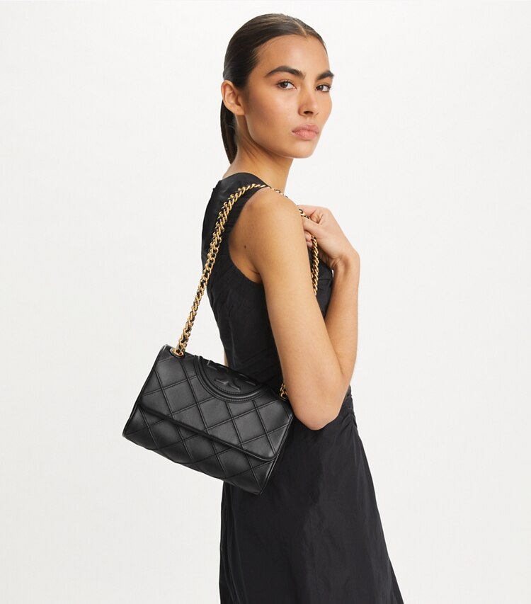 Tory Burch designer sacs porté épaule Petit sac porté épaule convertible Fleming en cuir souple in Black accessory on model