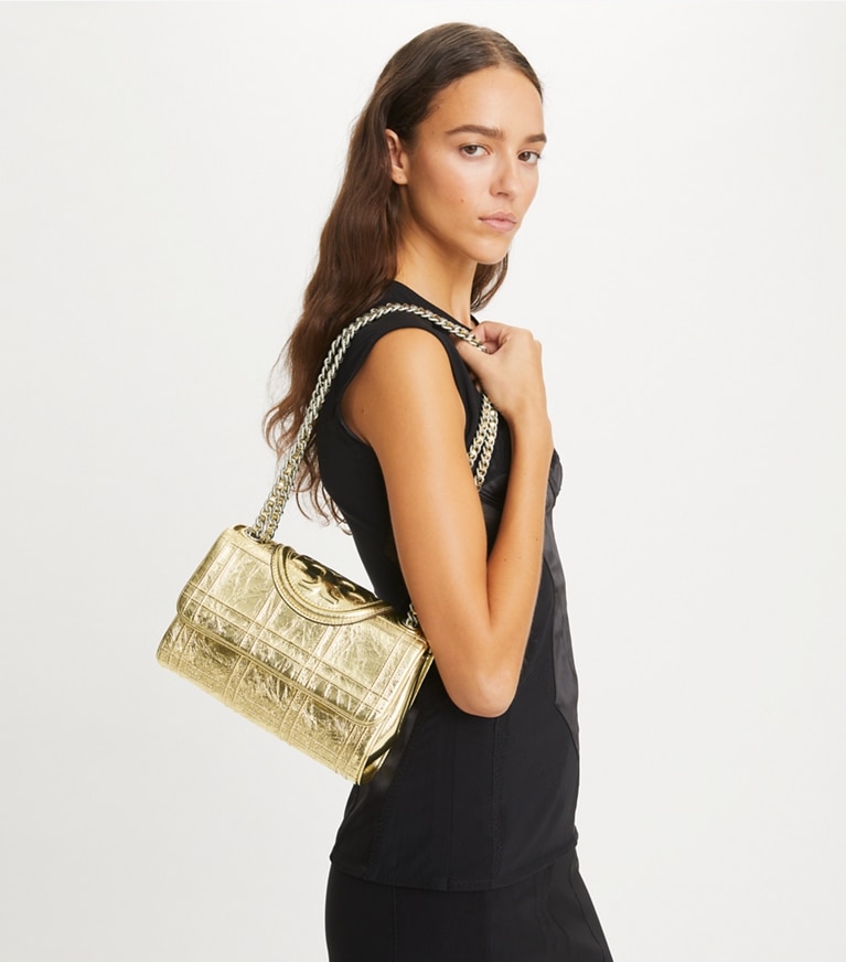 Tory Burch designer sacs porté épaule Petit sac porté épaule convertible Fleming en cuir souple in 18 Kt Gold angle