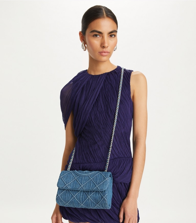 Tory Burch designer sacs porté épaule Petit sac porté épaule convertible Fleming en denim souple in Denim angle