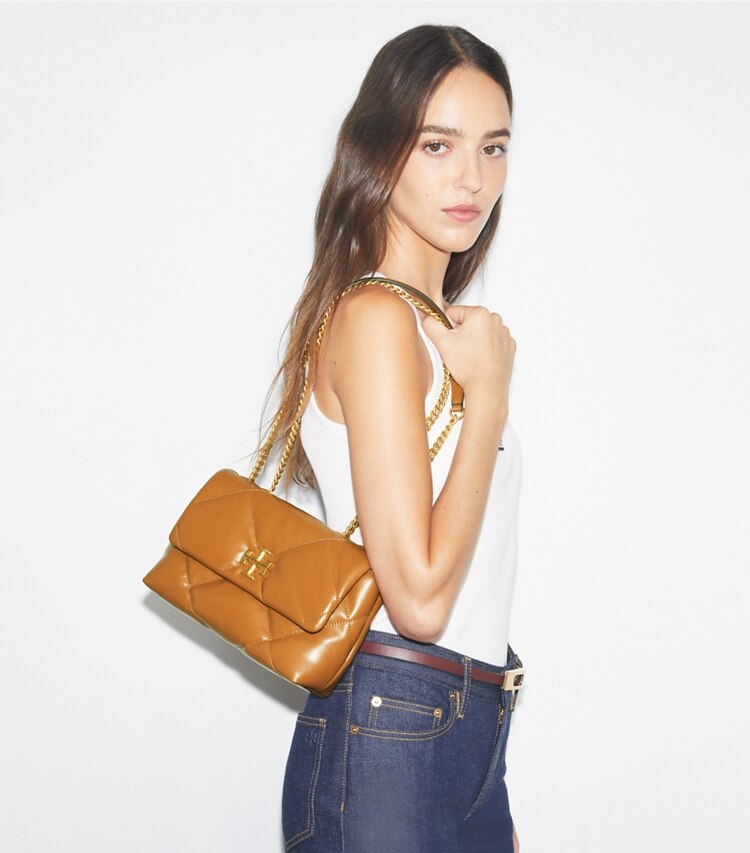 Tory Burch designer sacs porté épaule Petit sac porté épaule convertible Kira à matelassage losange in Classic Chestnut accessory on model