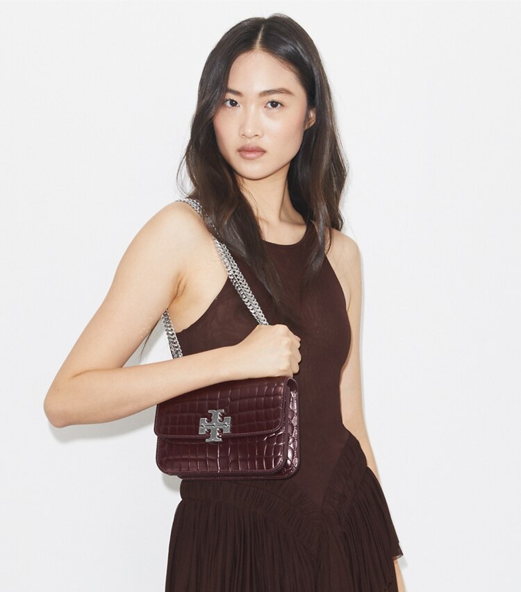 Tory Burch designer sacs porté épaule Petit sac porté épaule Eleanor embossé motif croco dans Deep Burgundy accessoire sur le modèle