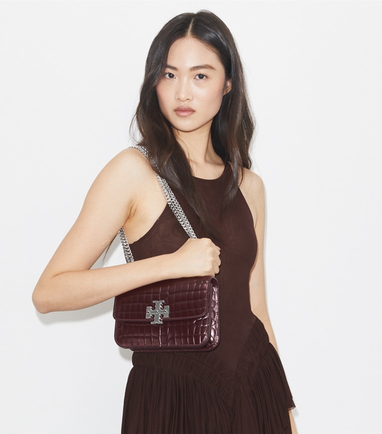Tory Burch designer sacs porté épaule Petit sac porté épaule Eleanor embossé motif croco dans Deep Burgundy accessoire sur le modèle