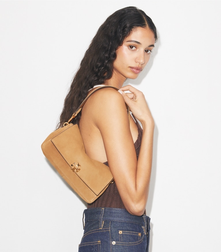 Tory Burch designer sacs porté épaule Petit sac porté épaule en daim Charlie in Toffee accessory on model