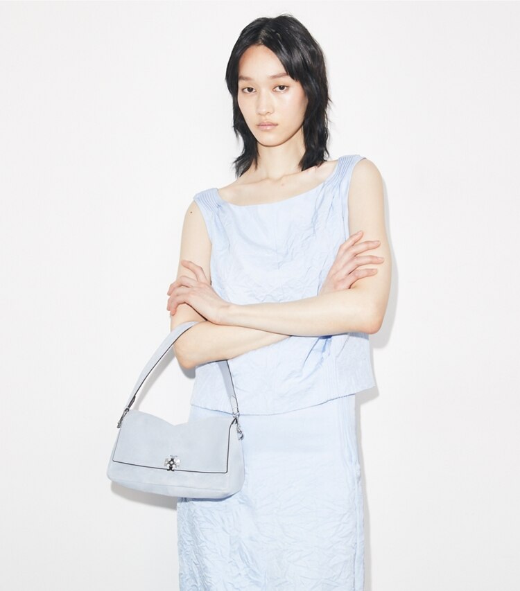 Tory Burch designer sacs porté épaule Petit sac porté épaule en daim Charlie in Light Blue accessory on model