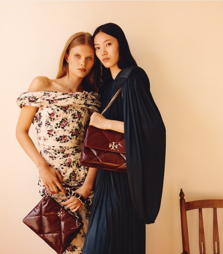 Tory Burch designer sacs porté épaule Petit sac porté épaule Kira à matelassage losange vieilli in Dark Carmine campaign
