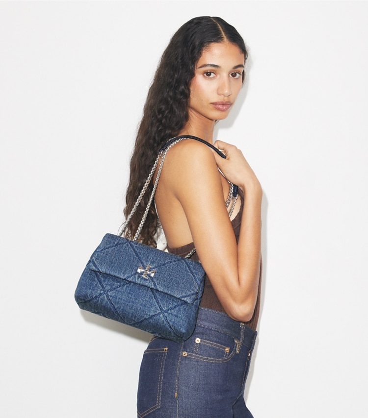 Tory Burch designer sacs porté épaule Petit sac porté épaule Kira en denim à matelassage losange in Blue accessory on model
