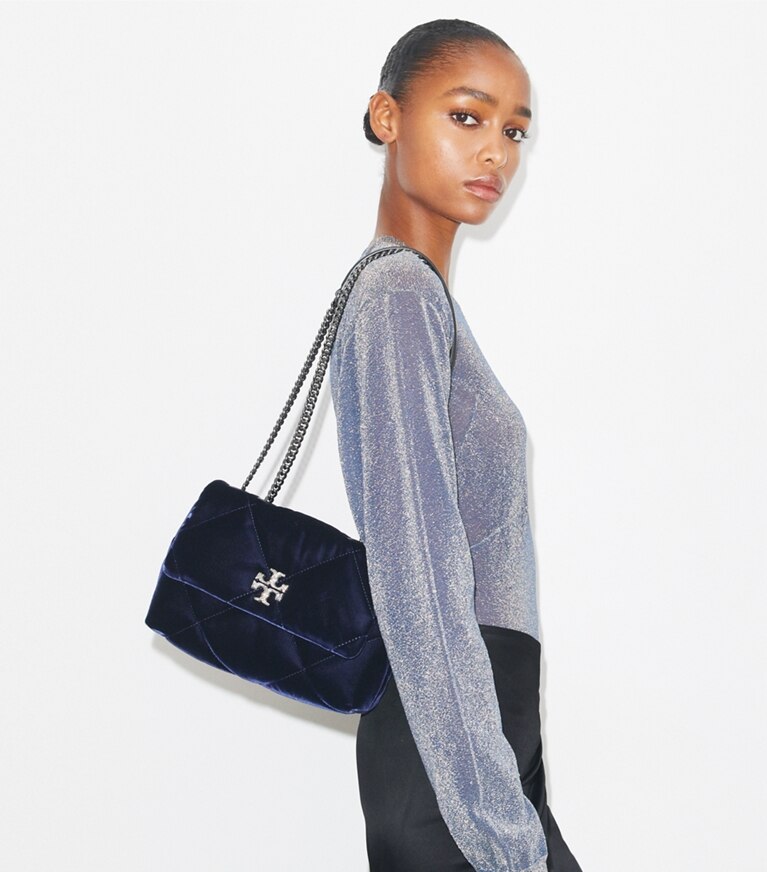 Tory Burch designer sacs porté épaule Petit sac porté épaule Kira en velours à matelassage losange et cristaux in PERFECT NAVY accessory on model