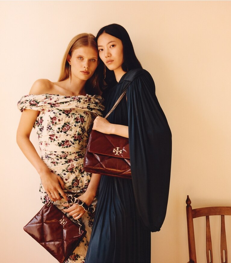 Tory Burch designer sacs porté épaule Petit sac porté épaule Kira matelassé diamant effet vieilli dans Dark Carmine campagne