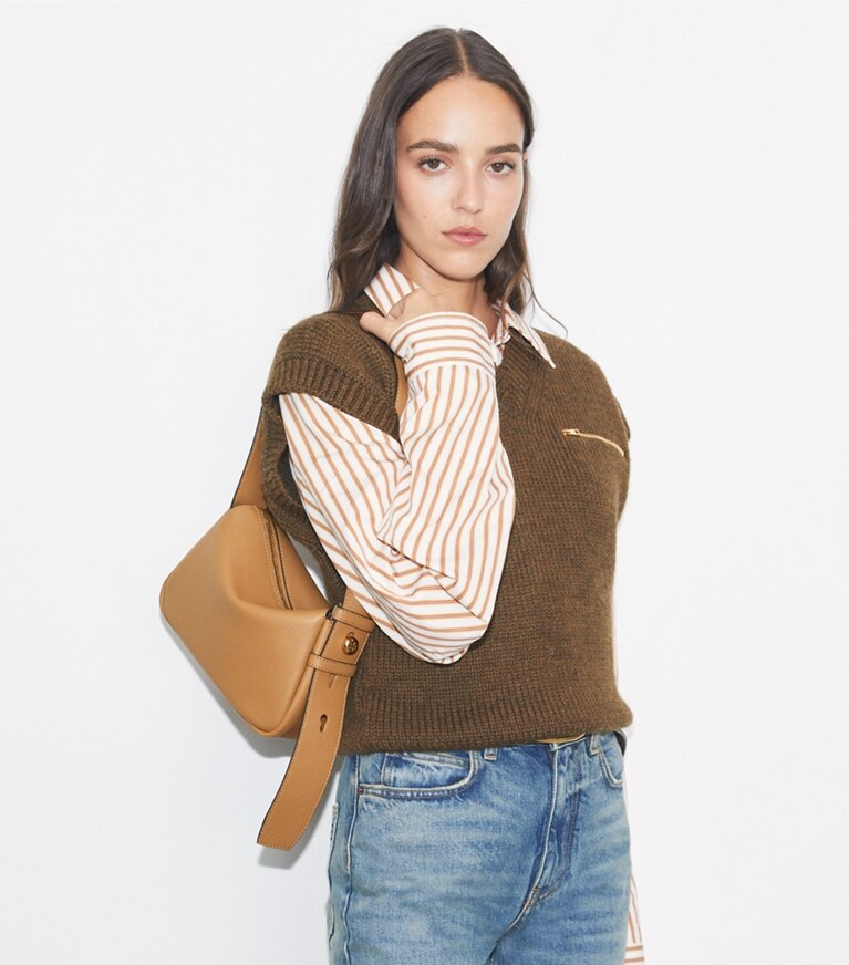 Tory Burch designer sacs porté épaule Petit sac porté épaule Romy in Tiramisu accessory on model